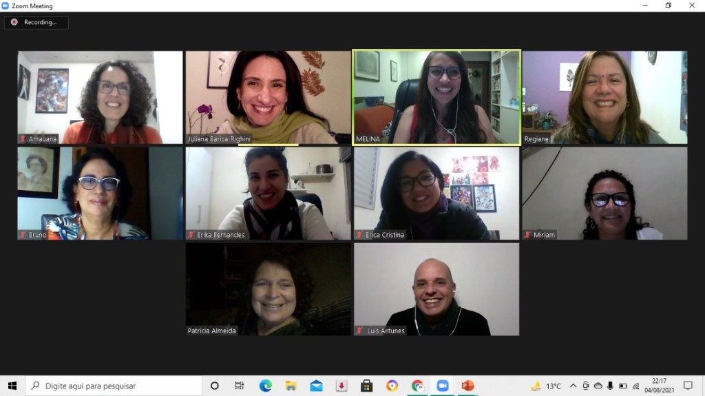 Captura de tela de 10 pessoas reunidas em uma videoconferência. Elas sorriem e posam para foto. Juliana Barica Righini e Regiane Silva estão na reunião. 
